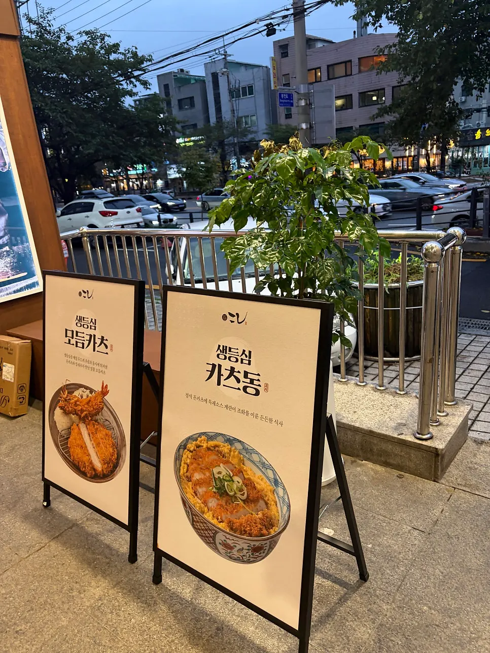 코시 서울대입구점 입구와 대기 공간