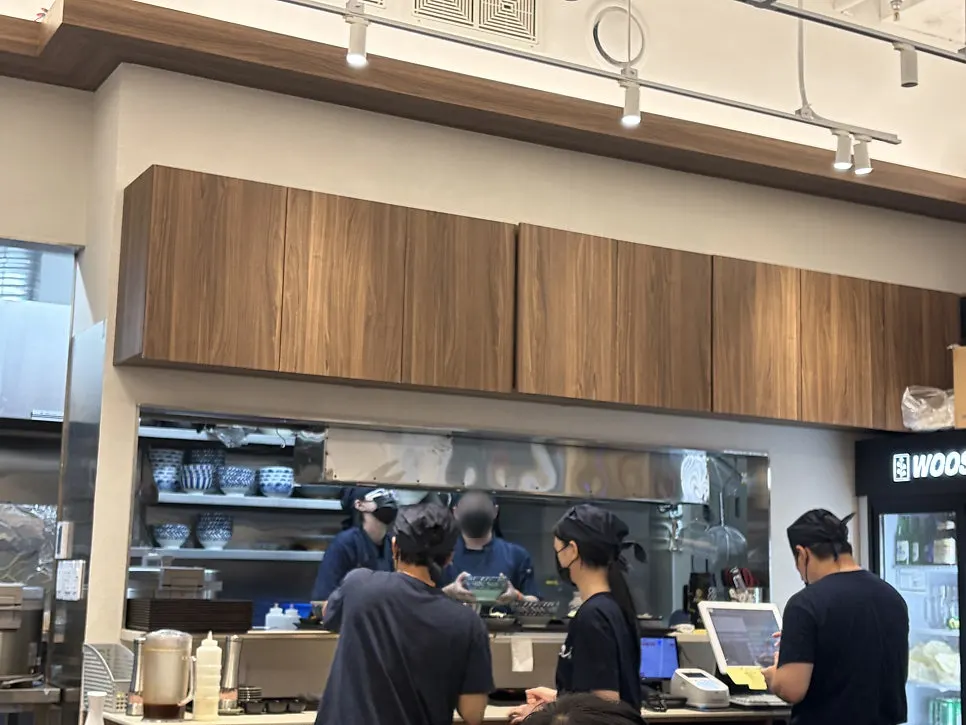 코시 서울대입구점 오픈키친 내부