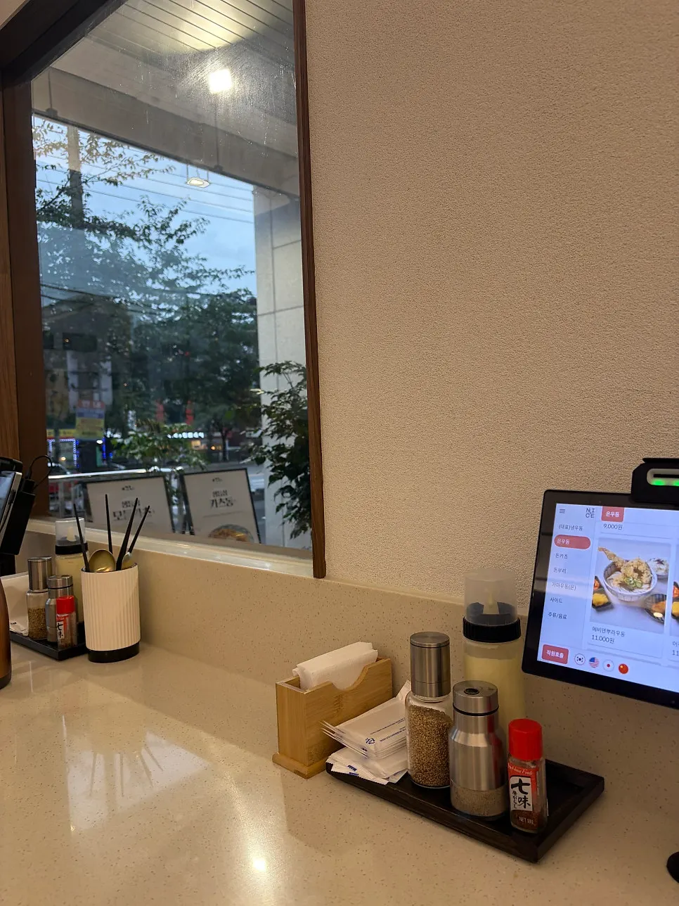 코시 서울대입구점 홀 좌석 전경
