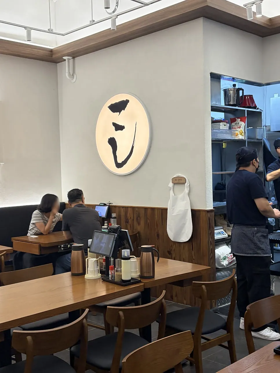 혼밥하기 좋은 1인용 바테이블
