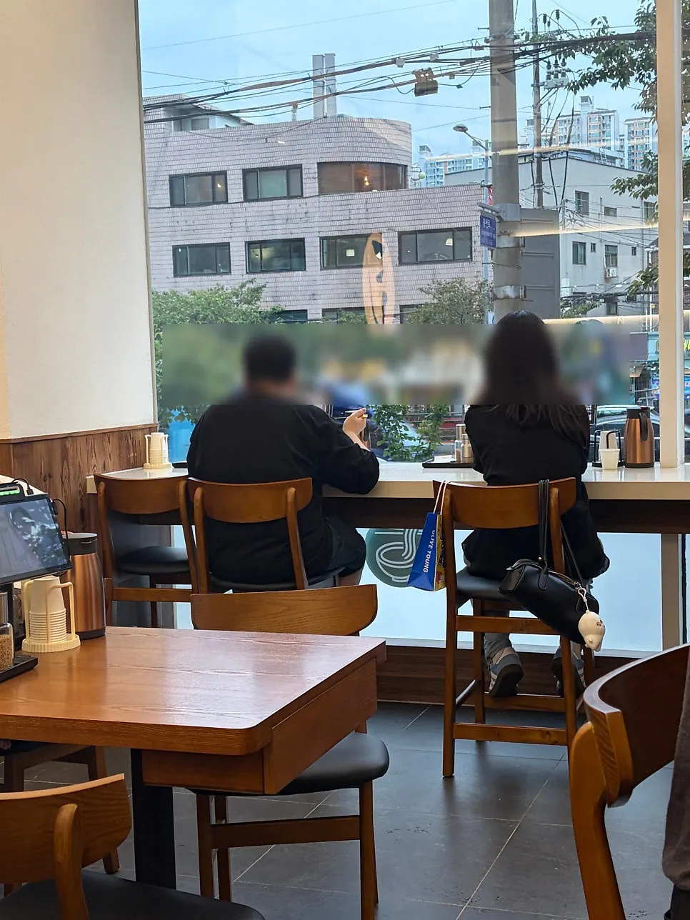벽쪽 테이블과 단체석 좌석
