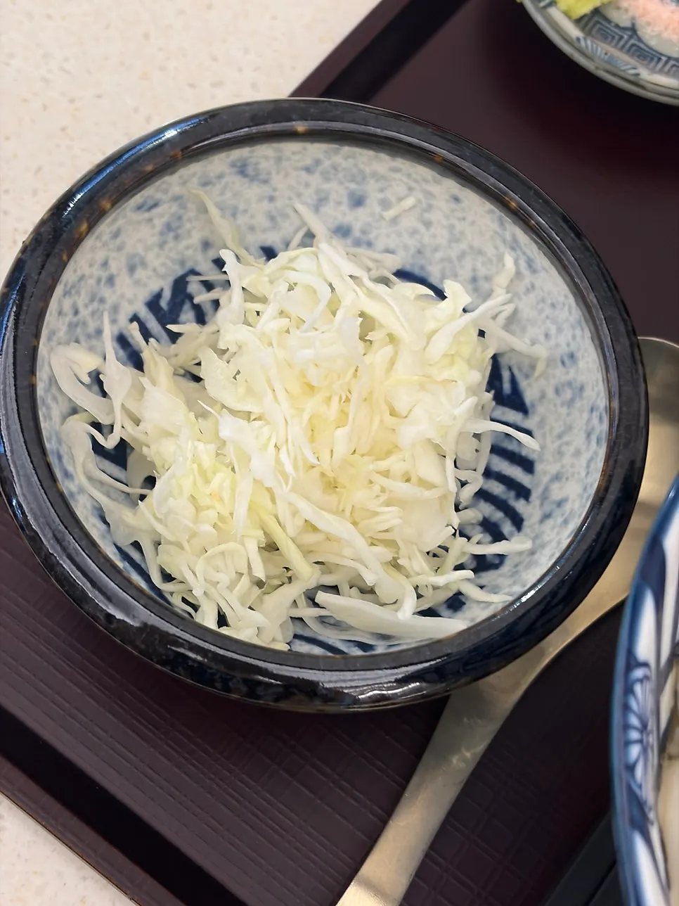 돈카츠와 함께 나온 소스와 샐러드