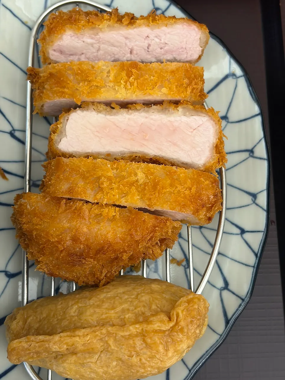 와사비와 핑크솔트가 곁들여진 카츠 접시