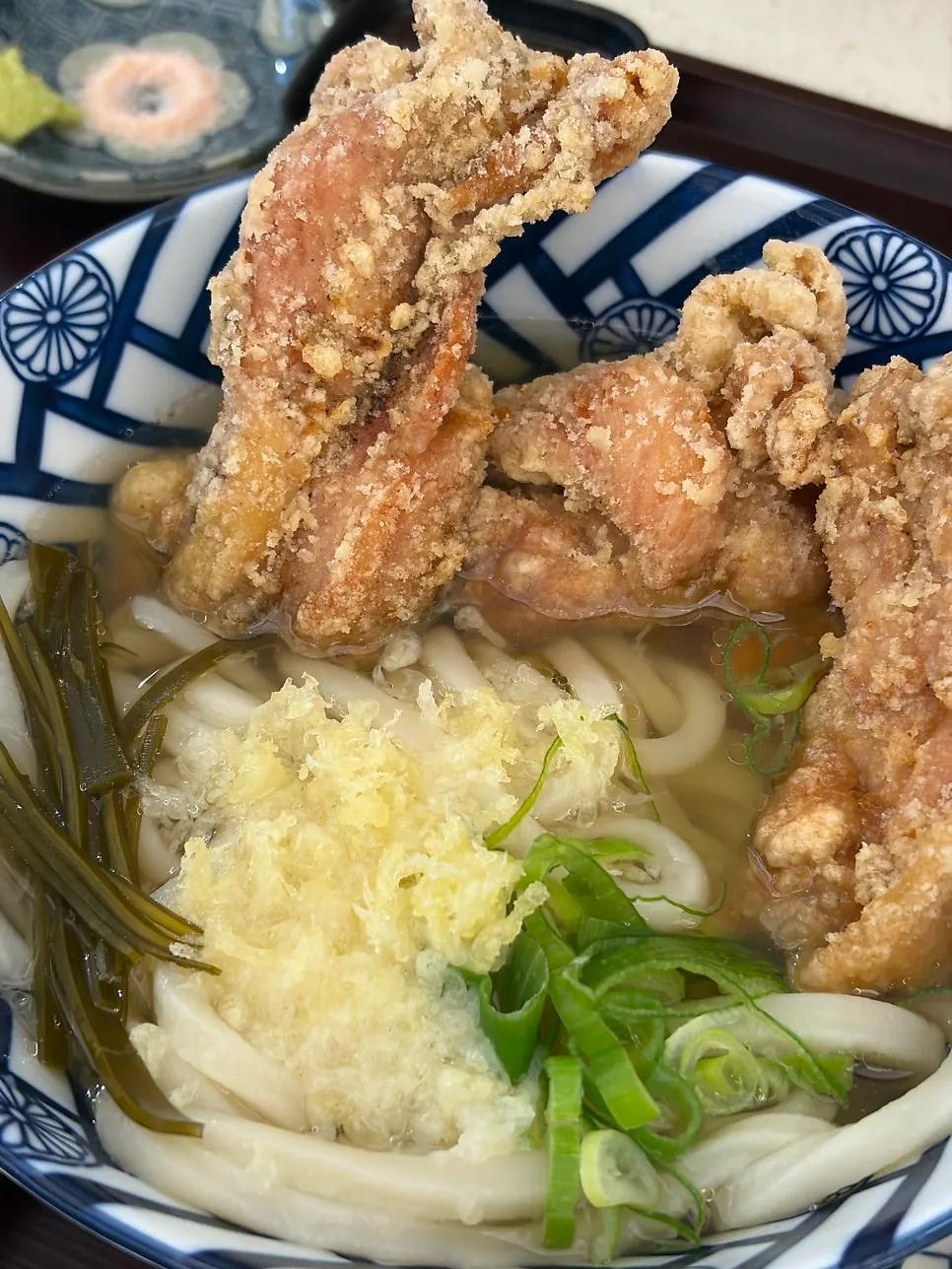 먹는 중인 토리텐우동과 돈카츠