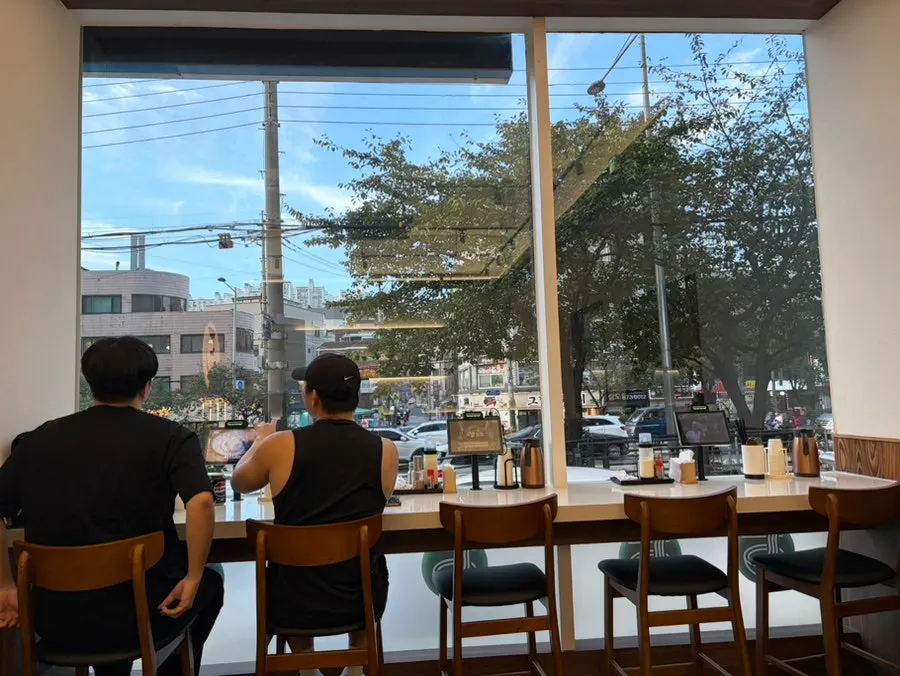 View of table seating at Kosi Seoul National University Entrance Branch