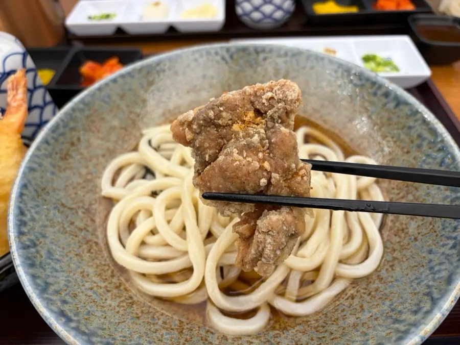 Tori butsukake udon topped with chicken thigh tempura