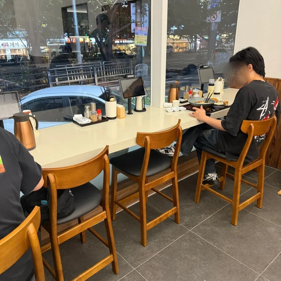 Bar seating for solo diners at Kosi Seoul National University Entrance Branch