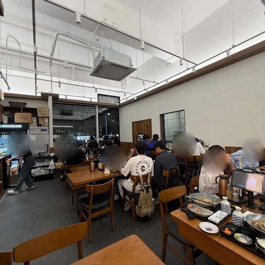 Fully packed dining hall at Kosi Seoul National University Entrance Branch