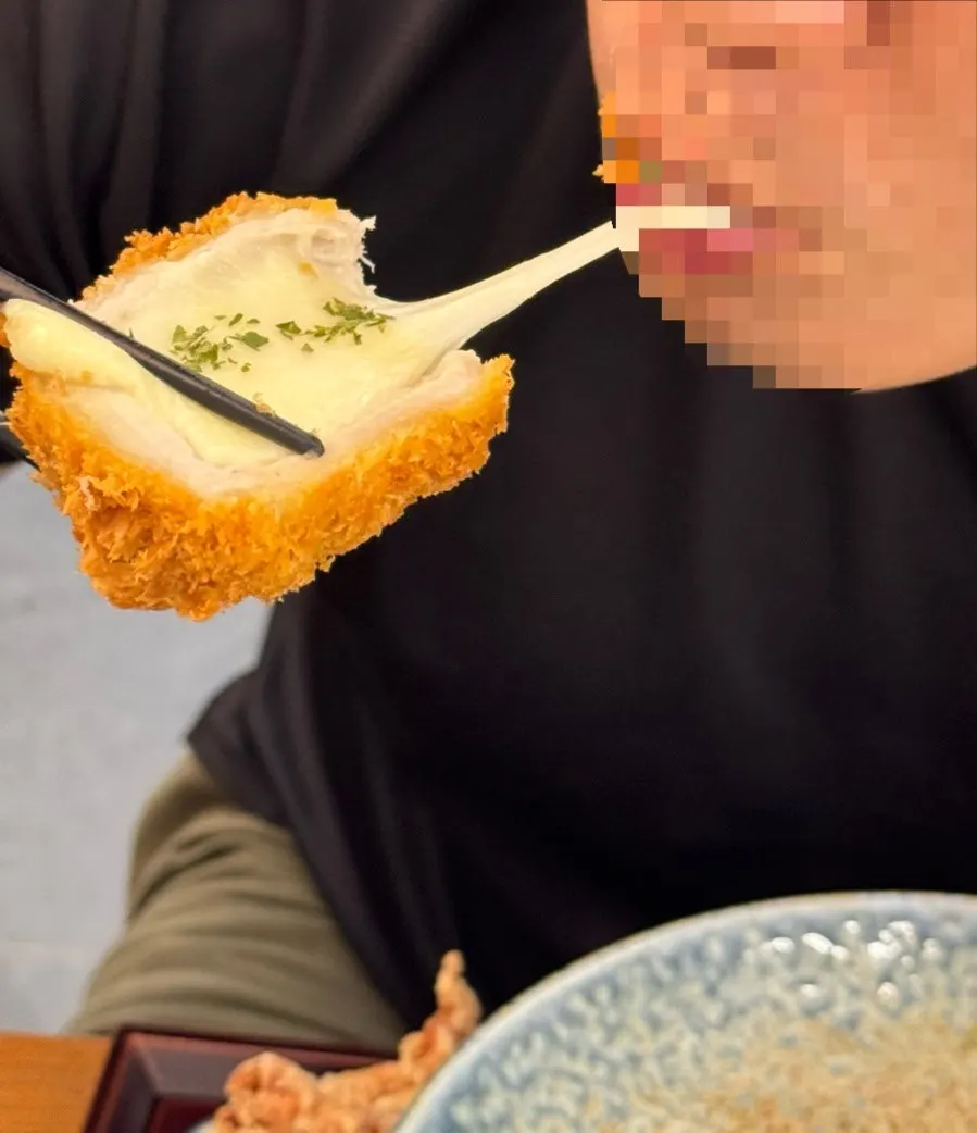 돈카츠와 치즈카츠가 함께 나온 반반카츠