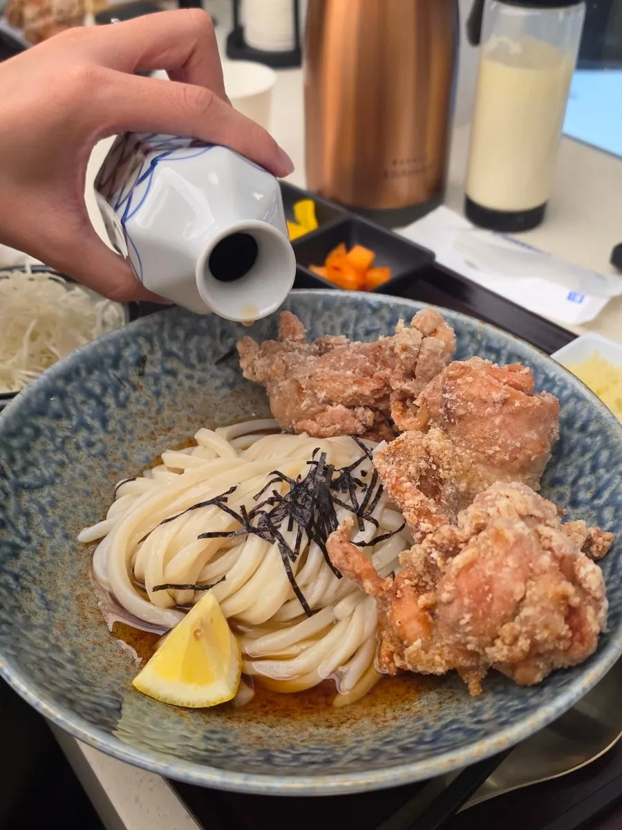 쯔유를 부은 붓카케우동