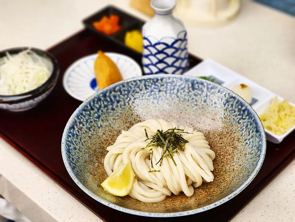 Single bukkake udon order served with salad and inari sushi