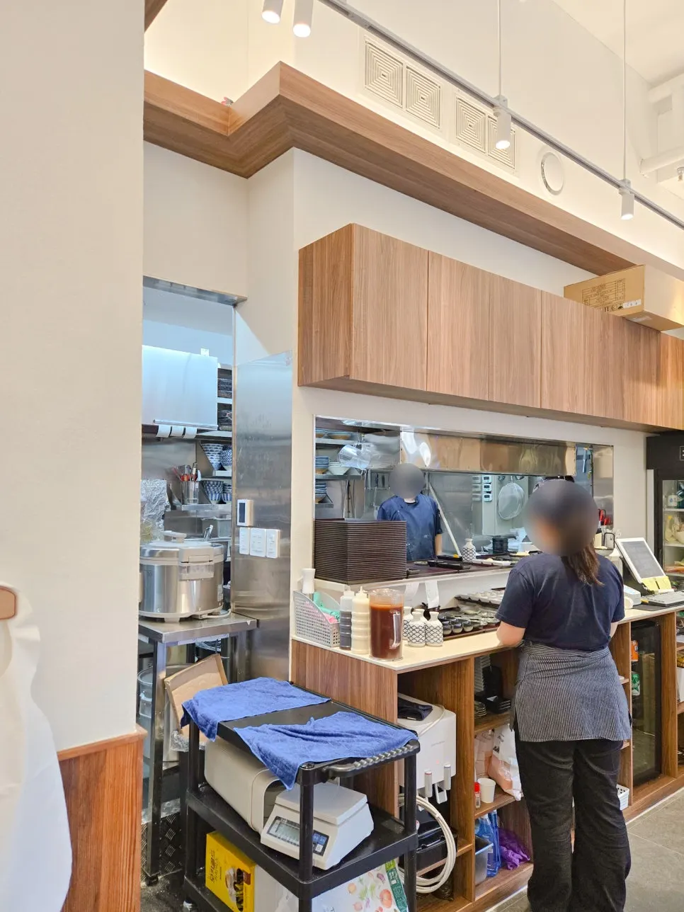 Open kitchen at Kosi Seoul National University Entrance Branch