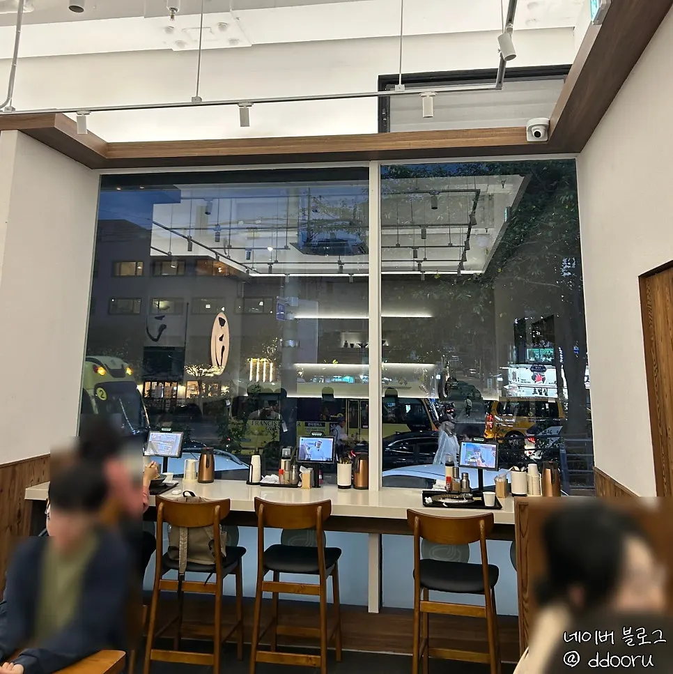 나무 톤으로 꾸며진 코시 서울대입구점 내부