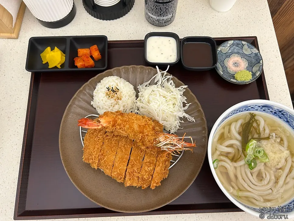 식사를 마친 코시 서울대입구점 테이블
