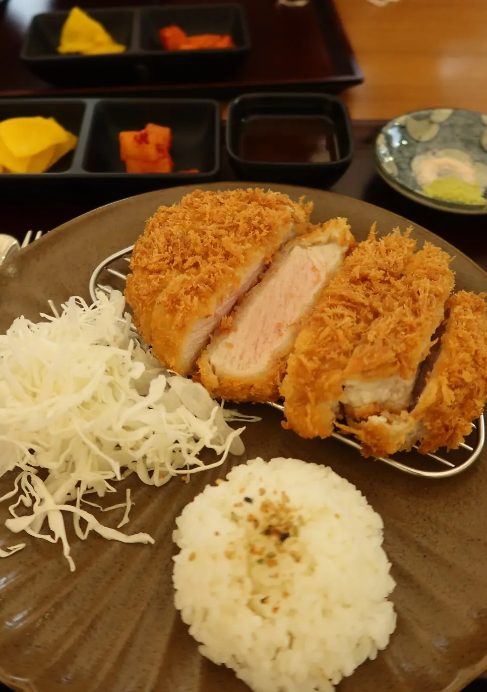 계란을 올린 카츠동 단면