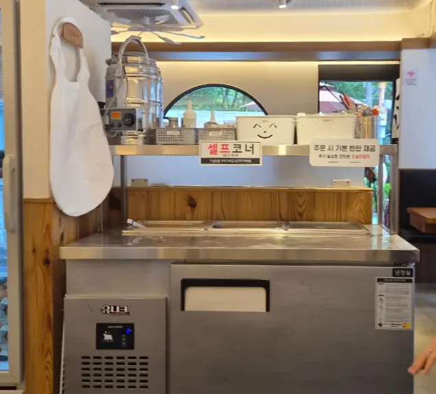 可自取圍裙與基本小菜的自助角落
