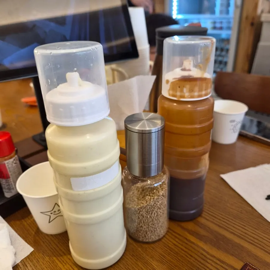 擺放小菜與醬料的Kosi教大店自助小菜吧