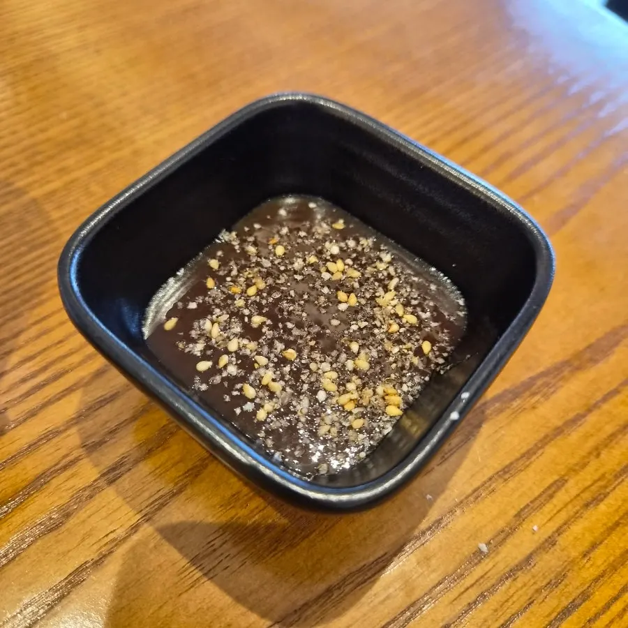 桌上備好的豬排醬與芝麻粉