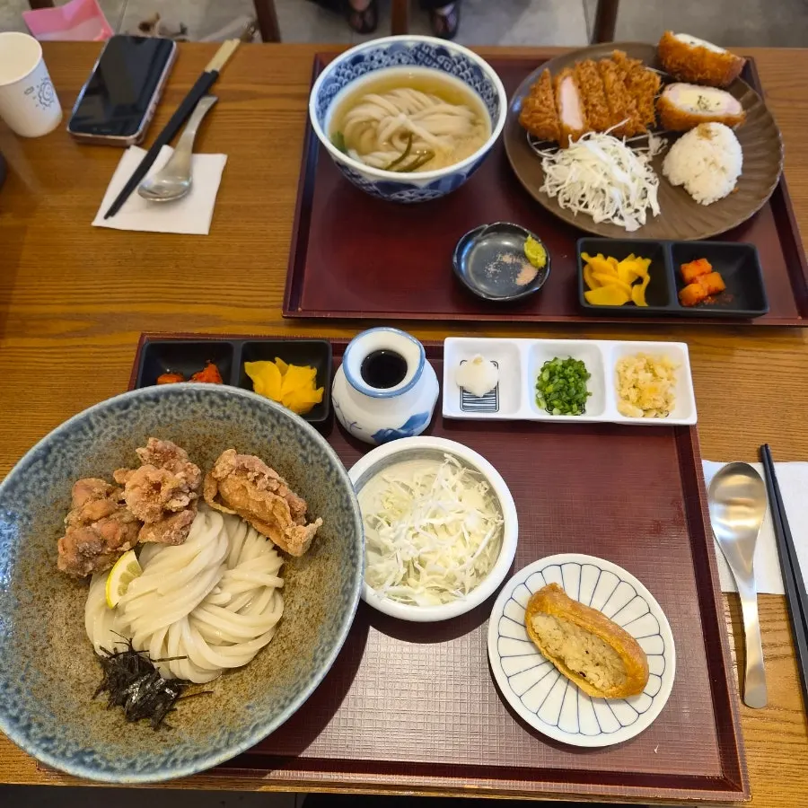 定食與單點一起擺放的整桌餐點