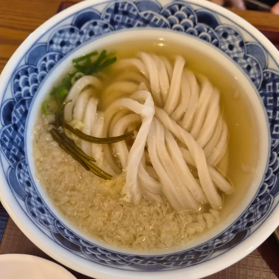 定食附上的溫熱清湯烏龍麵