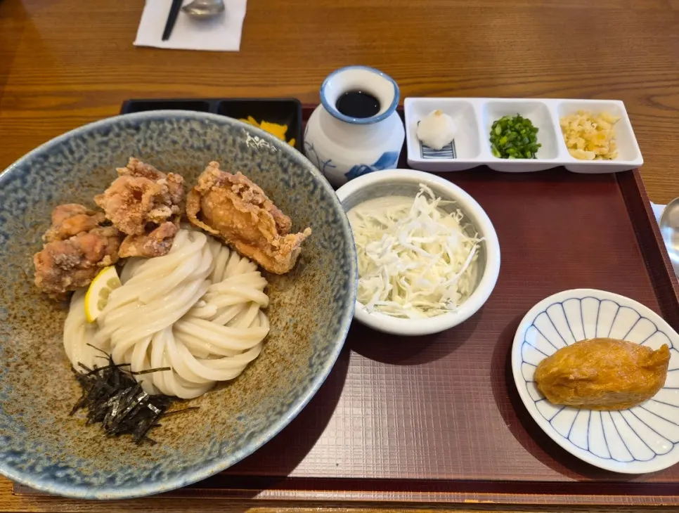 附豆皮壽司與小菜的雞天婦羅沾麵烏龍麵整桌餐點