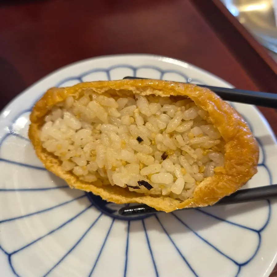 一起附上的豆皮壽司與高麗菜沙拉