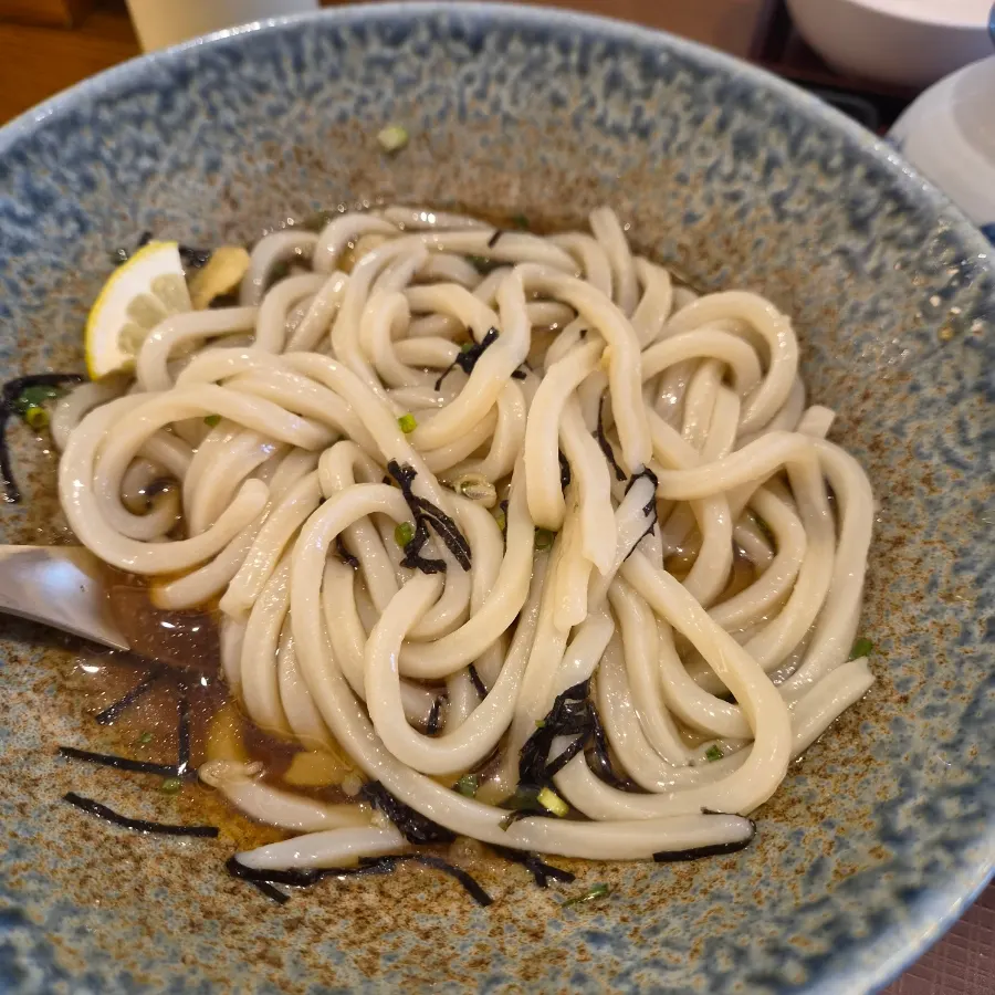 加入海苔粉與柴魚片拌勻的沾麵烏龍麵