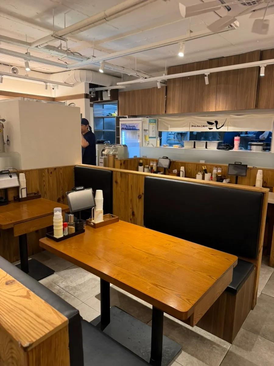 ภายในร้านตกแต่งโทนไม้