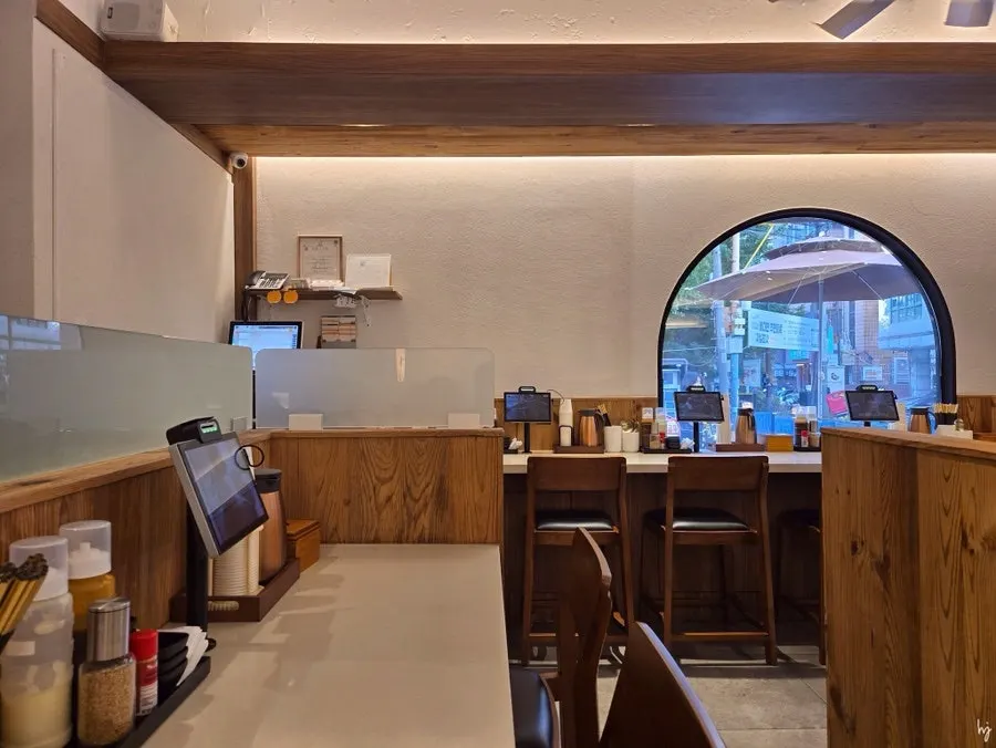 Bar-style counter seating for solo diners at Kosi Gyodae Branch
