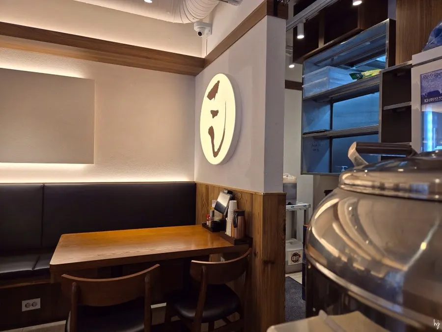 Interior with 4-person table seating at Kosi Gyodae Branch