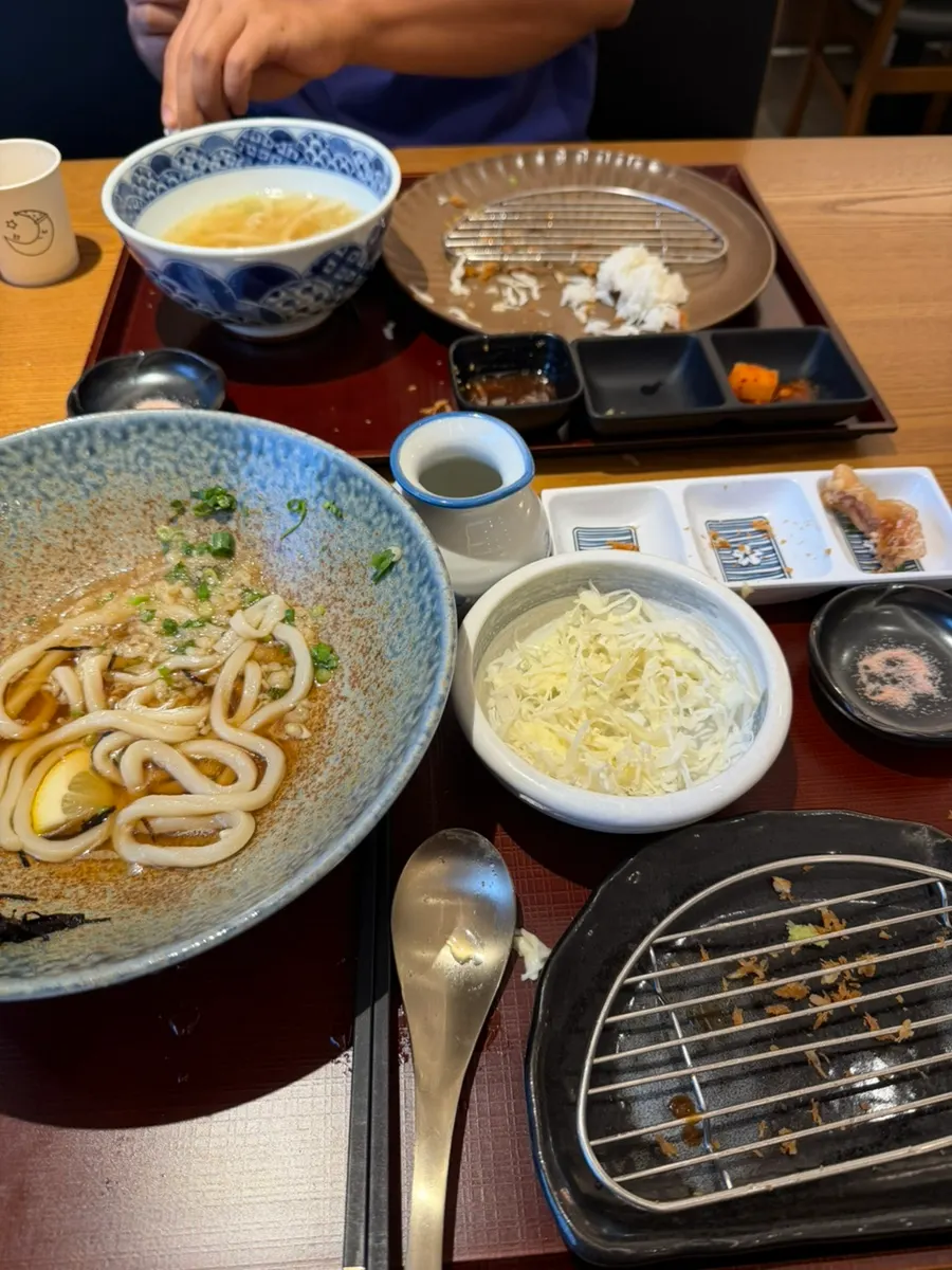 비운 그릇과 남은 식사 자리
