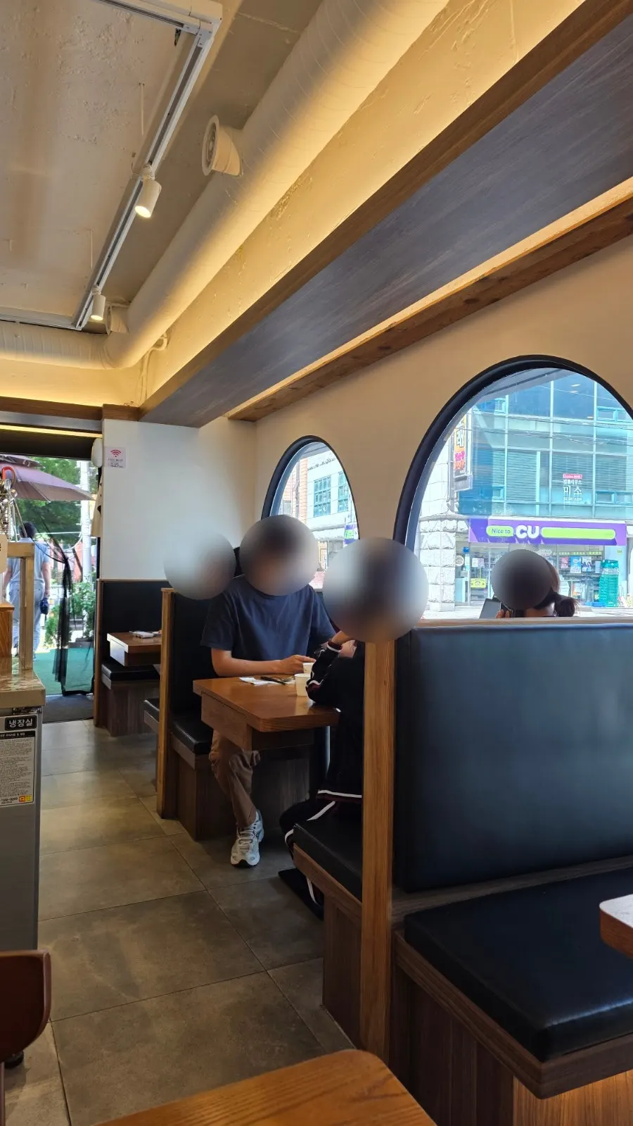 여유 있게 배치된 코시 교대점 테이블
