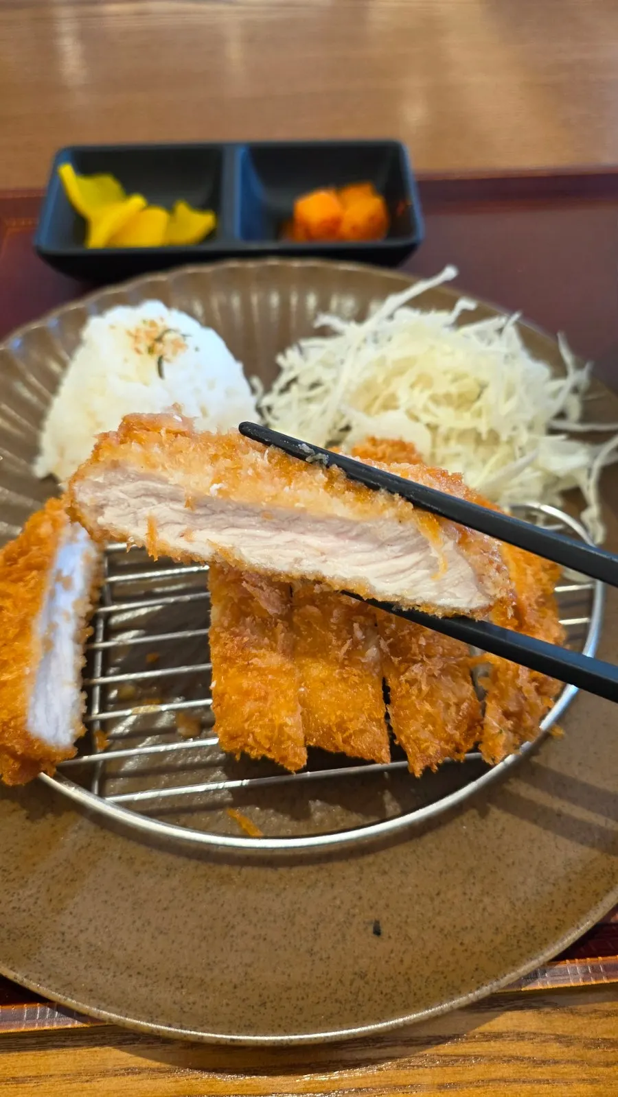 도톰하게 썰린 생등심 돈카츠 단면