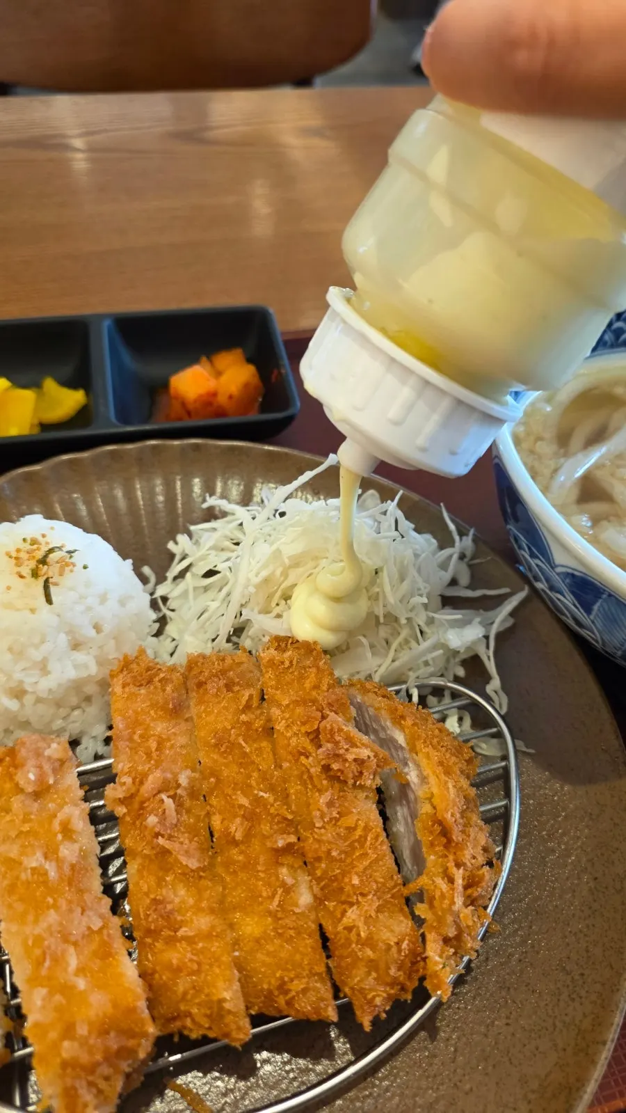 돈카츠와 우동 조합의 한 끼 구성