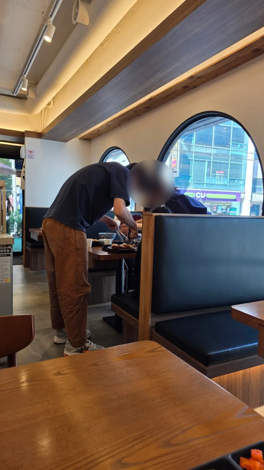 가족 손님이 보이는 코시 교대점 홀