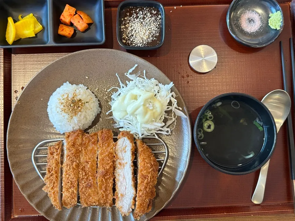 Tonkatsu table setting at Kosi Gyodae Branch