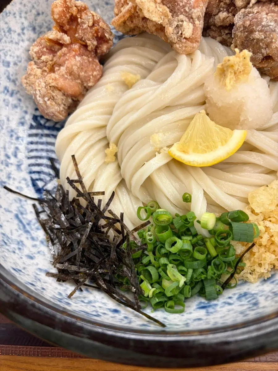A bowl of toriten bukkake udon