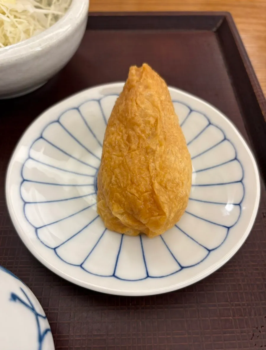 Toriten fried chicken served alongside the udon