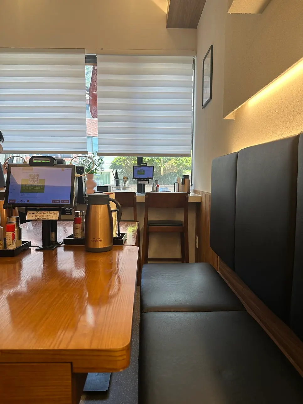 Seating suitable for solo dining at Kosi Isu Branch