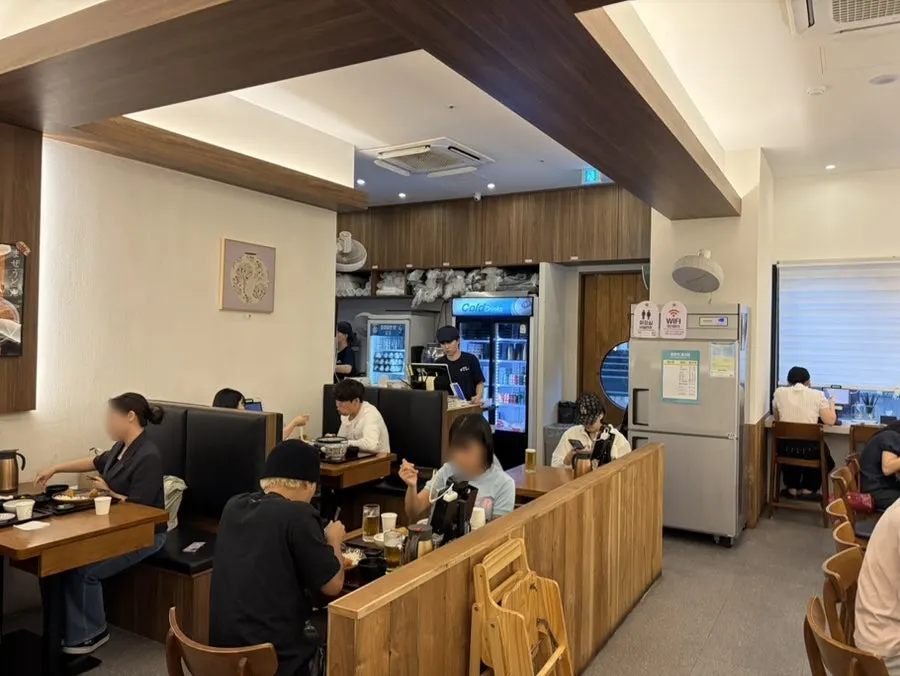 아기의자를 놓은 테이블 자리