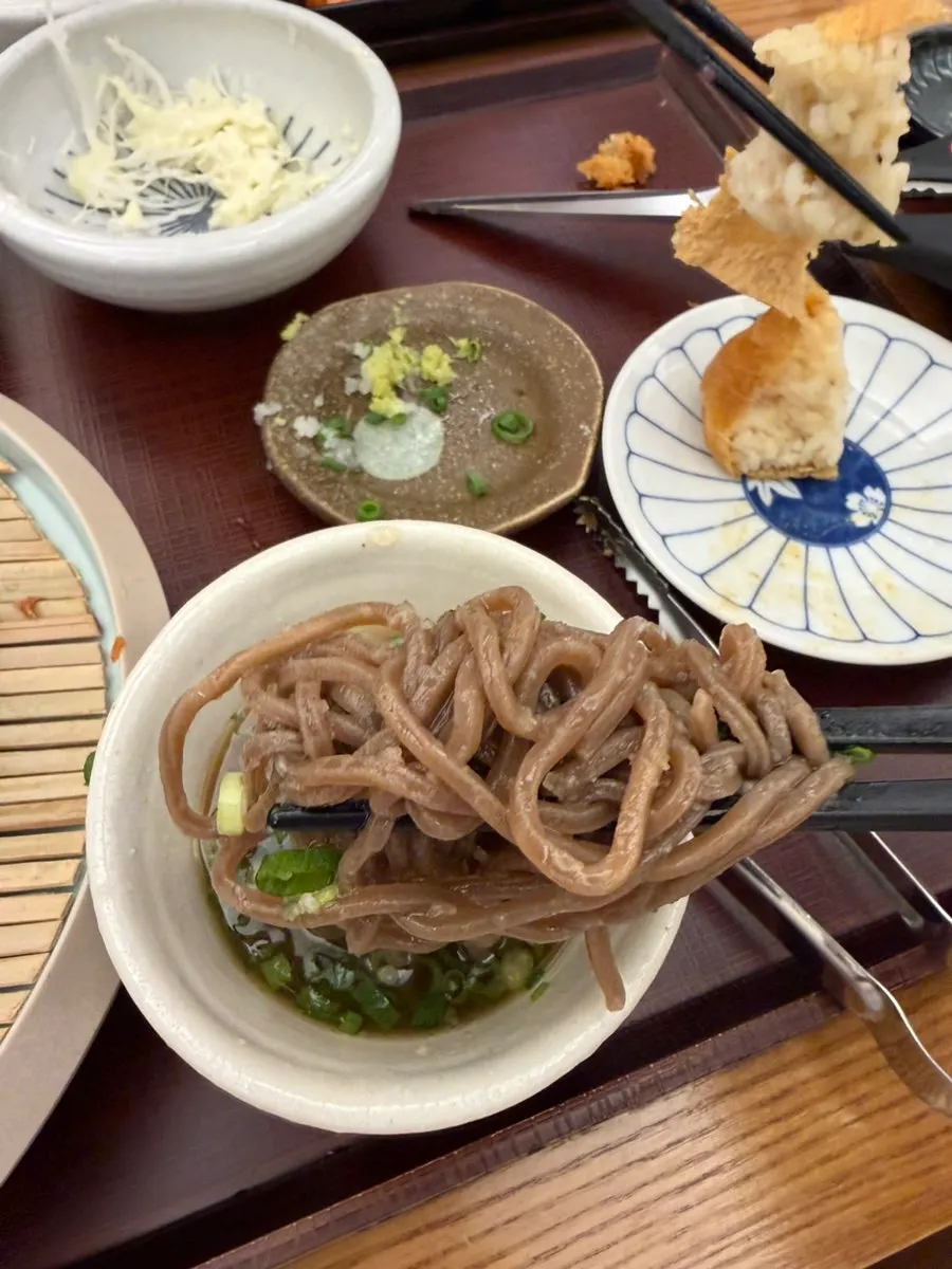 무와 파, 겨자를 넣은 메밀소바 쯔유