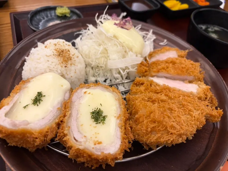 치즈카츠와 등심카츠로 구성된 반반카츠