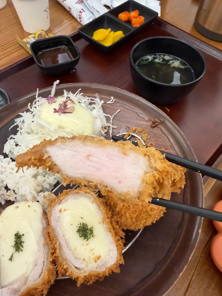 두툼하게 썰린 등심 돈카츠 단면