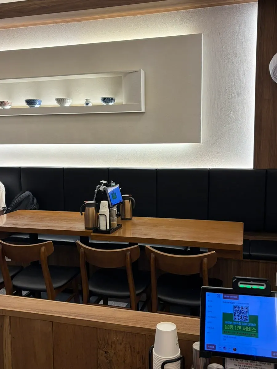 우드톤 조명의 코시 이수점 내부