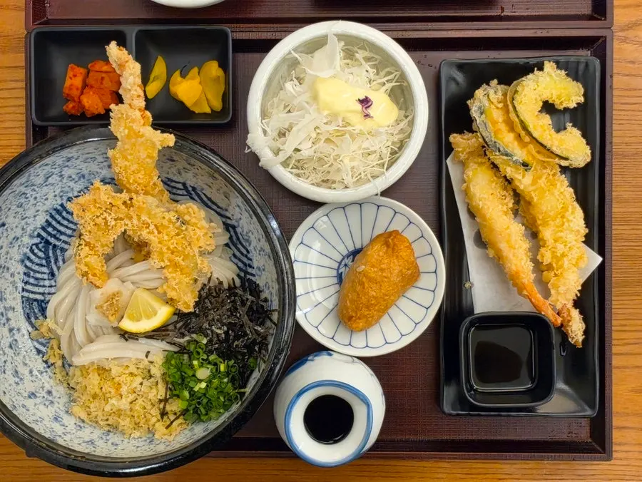 텐붓카케와 키츠네우동 두 그릇 한 상 차림