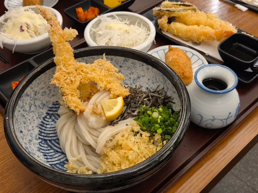 통통한 우동 면발이 보이는 그릇