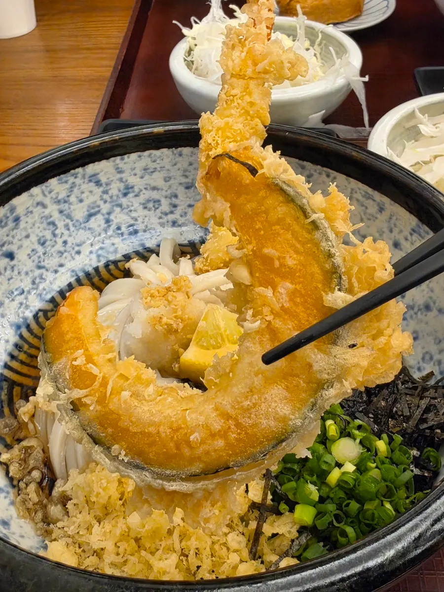 간장을 부은 뒤 들어올린 차가운 면발