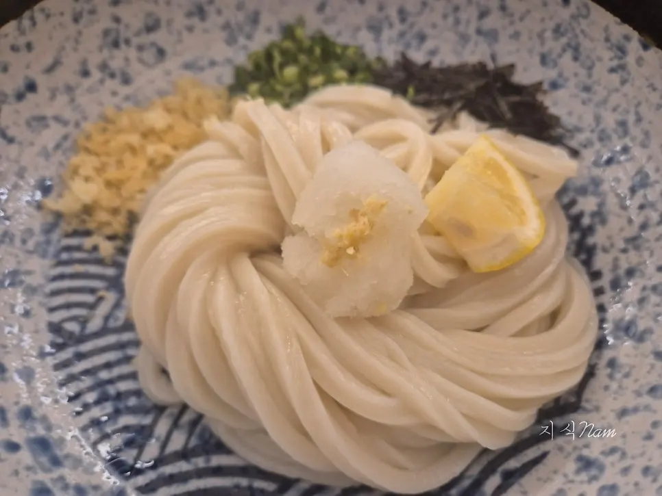 Udon noodles with cold broth poured over them