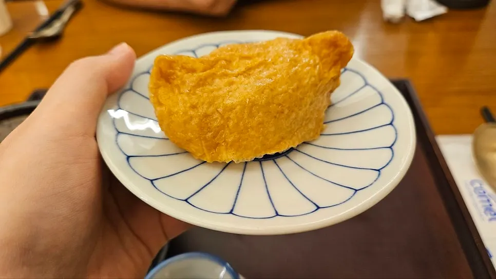 기본으로 나온 유부초밥과 양배추 샐러드