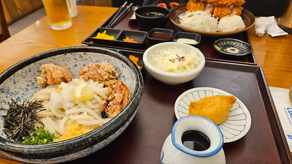 우동과 돈카츠가 함께 차려진 한 상